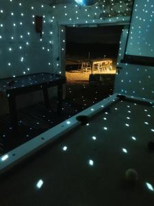 ein Zimmer mit einem Bett mit Lichtern darauf in der Unterkunft Secret Heated Dome, Hot Tub,Firepit Projector in Lincoln in Lincoln