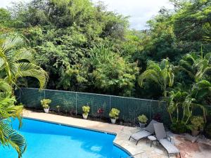 Swimmingpoolen hos eller tæt på Unobstructed ocean views, 2B2B, Pool, 2 Min Magic sands Beach