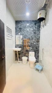 ein Badezimmer mit Toilette und Waschbecken in der Unterkunft Jai Pushkara Luxe Stay -Luxury Heritage Hotel in Pushkar