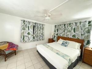 En eller flere senge i et værelse på Unobstructed ocean views, 2B2B, Pool, 2 Min Magic sands Beach + 29 billeder