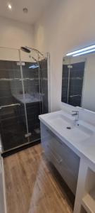 Ένα μπάνιο στο T2 Moderne