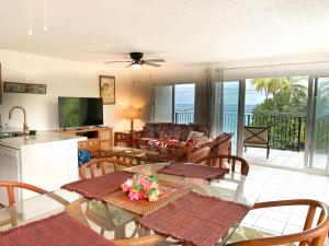 En balkon eller terrasse på Unobstructed ocean views, 2B2B, Pool, 2 Min Magic sands Beach