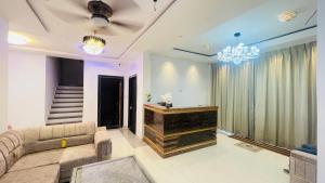 ein Wohnzimmer mit einer Couch und einem Kronleuchter in der Unterkunft Jai Pushkara Luxe Stay -Luxury Heritage Hotel in Pushkar + 16 Fotos