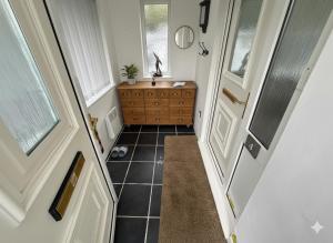 FlookburghにあるWillow Chalet near Cartmel & Lake Windermereの廊下(ドア付) +94枚の写真