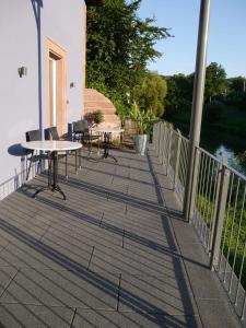Balkón nebo terasa v ubytování Tauberterrasse
