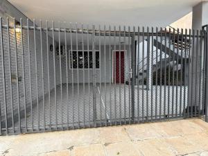 Puerta de metal en una habitación con escalera en Recoleta Rent Suite, en Asunción