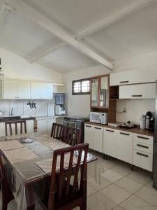 トライリにあるCasa Paraíso Guajiruの部屋にテーブルと椅子のあるキッチン