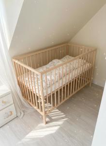 a crib in the corner of a room at Casa Milo - Trzęsacz in Trzęsacz