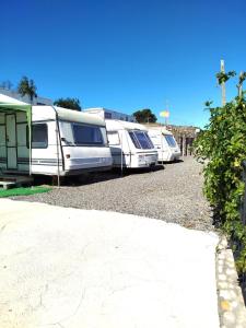 eine Reihe von Wohnmobilen auf einem Parkplatz in der Unterkunft Camping el Palomar in Alhama de Almería + 3 Fotos