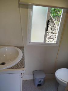 ein Badezimmer mit Waschbecken und Fenster in der Unterkunft Camping el Palomar in Alhama de Almería