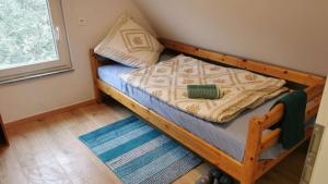een klein houten bed in een kamer met een raam bij Alex3 in Hannover