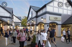 un grupo de personas caminando frente a una tienda en Peewit Lodge,  25 fotos más