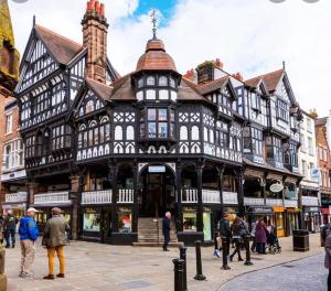 un gran edificio blanco y negro en una calle de la ciudad en Peewit Lodge, 