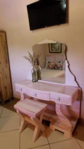 ブエノ・ブランダンにあるChácara Alto do Valeの部屋にあるピンクの化粧台とベンチ