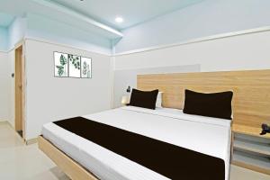 Ένα ή περισσότερα κρεβάτια σε δωμάτιο στο Super Hotel O Dharohar