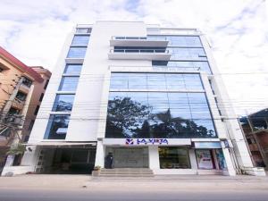 シレットにあるLa Vista Suites Sylhetの白い高い建物