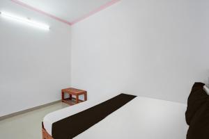 Postel nebo postele na pokoji v ubytování Hotel O Mandkaranya