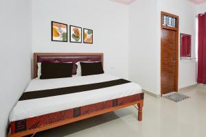 Postel nebo postele na pokoji v ubytování Hotel O Mandkaranya