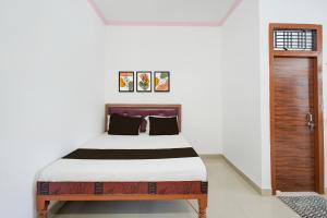 Postel nebo postele na pokoji v ubytování Hotel O Mandkaranya