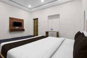 Postel nebo postele na pokoji v ubytování Hotel O Smriti Villa