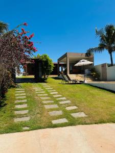 トライリにあるCasa Paraíso Guajiruの家へと続く石畳の小道のある芝生