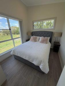 Ένα ή περισσότερα κρεβάτια σε δωμάτιο στο Red Hill Cabin#2 - 2-bedroom