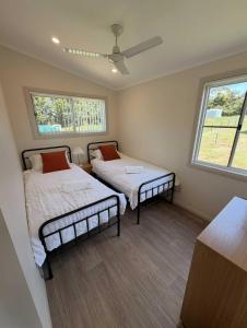 Ένα ή περισσότερα κρεβάτια σε δωμάτιο στο Red Hill Cabin#2 - 2-bedroom +19 φωτογραφίες