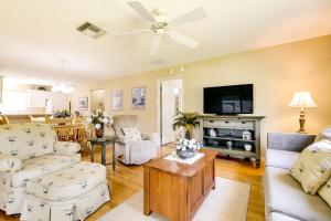 ein Wohnzimmer mit Sofa und Fernseher in der Unterkunft Lanai and Golf Cart The Villages Vacation Rental! in The Villages