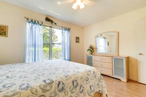 ein Schlafzimmer mit einem Bett, einer Kommode und einem Fenster in der Unterkunft Lanai and Golf Cart The Villages Vacation Rental! in The Villages + 25 Fotos