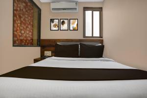 Postel nebo postele na pokoji v ubytování Hotel O Kurla Formerly Prince Palace