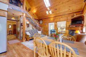 TV a/nebo společenská místnost v ubytování Lakewood Lodge Escape with Fire Pit