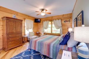 Postel nebo postele na pokoji v ubytování Lakewood Lodge Escape with Fire Pit + 62 fotografií