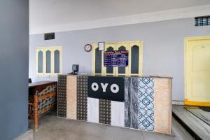 een kamer met een tafel met een bord erop bij SPOT ON Harshitha Guest House in Pedda Ambarpet