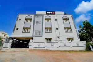 een wit gebouw met het OMG-bord erop bij SPOT ON Harshitha Guest House in Pedda Ambarpet +49 foto's