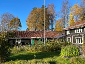 an old house in the middle of a yard at Bondasgården in Lima