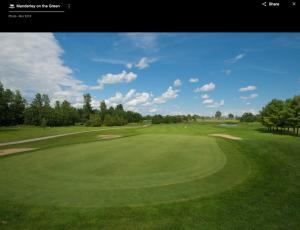 Una vista de un campo de golf con un green en Lóyly Spa Guesthouse, en Ottawa