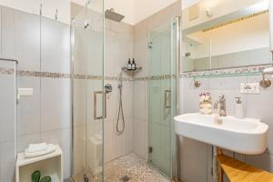 アーチ・カステッロにあるVilla Ortensiaの洗面台とシャワー付きのバスルーム +124枚の写真