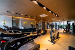 a gym with rows of treadmills and elliptical machines at Lindo e espaçoso studio com cama queen e cama solteiro in São Paulo