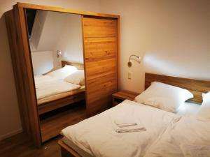 En eller flere senge i et værelse på Heskeshof Ferienwohnungen