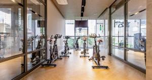 a row of bikes lined up in a gym at Lindo e espaçoso studio com cama queen e cama solteiro in São Paulo +35 photos