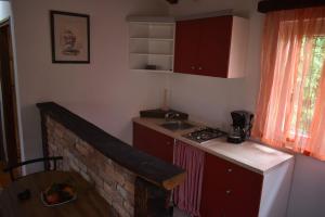 Una cocina o cocineta en Dreamview studio apartment 10 fotos más