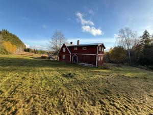 セフレにあるFarmhouse Dalenの野原に座る赤納屋