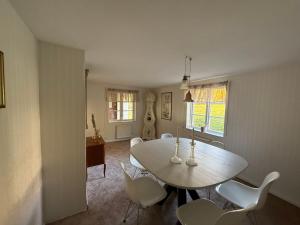 セフレにあるFarmhouse Dalenのテーブルと白い椅子のあるダイニングルーム