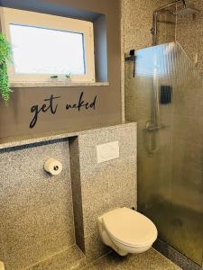 a bathroom with a toilet and a shower at OVERNIGHT No5 - Bungalow, Billard, Dart, Kamin in Hannover +27 photos