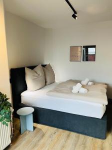 a bed with two stuffed animals on it in a room at OVERNIGHT No5 - Bungalow, Billard, Dart, Kamin in Hannover