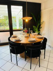 a dining room table with chairs and aendant light at OVERNIGHT No5 - Bungalow, Billard, Dart, Kamin in Hannover