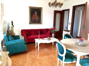 - un salon avec un canapé rouge et une table dans l'établissement Medieval Cosy Getaway, à Giuliano di Roma