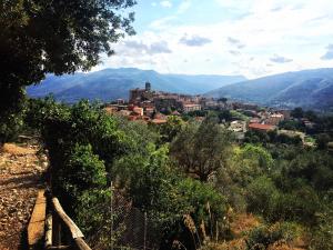 una città su una collina con montagne sullo sfondo di Medieval Cosy Getaway a Giuliano di Roma