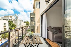 Balkón nebo terasa v ubytování 2BR Sunny Escape by the Beach