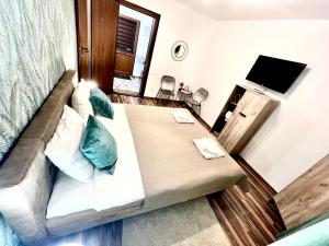 TV a/nebo společenská místnost v ubytování S-HOUSE Apartament spatios cu 2 dormitoare terasă și parcare privată aproape de Sibiu